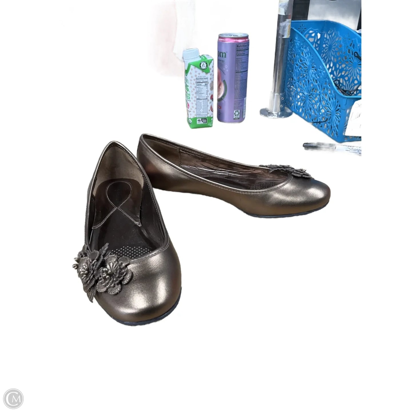 Shoes Flats By Clothes Mentor In Bronze, Size: 6