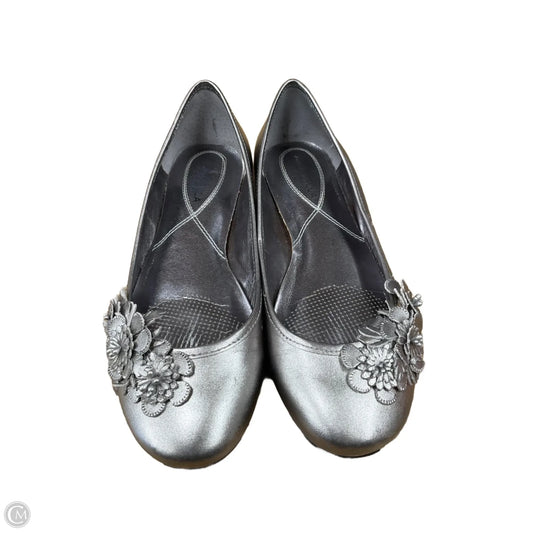 Shoes Flats By Clothes Mentor In Silver, Size: 6