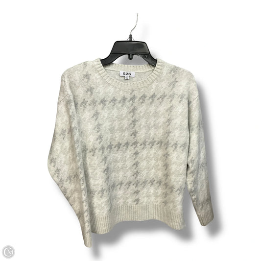 Sweater By 525 In Grey, Size: Xs