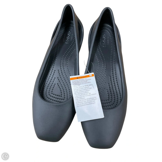 Shoes Flats By Crocs In Black, Size: 10