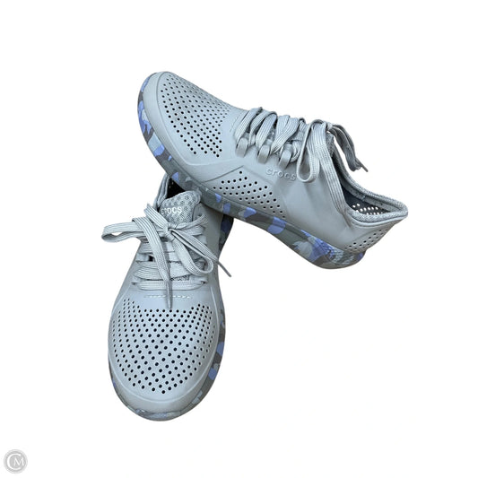 Shoes Sneakers By Crocs In Grey, Size: 7