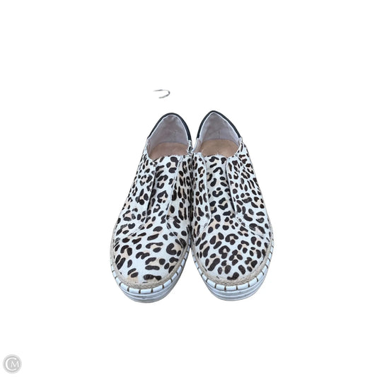Shoes Flats By Cmb In Animal Print, Size: 8