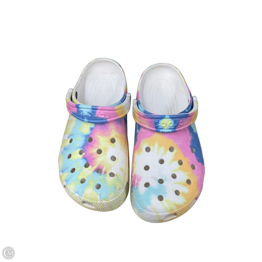 Sandals Flats By Crocs In Multi-colored, Size: 10