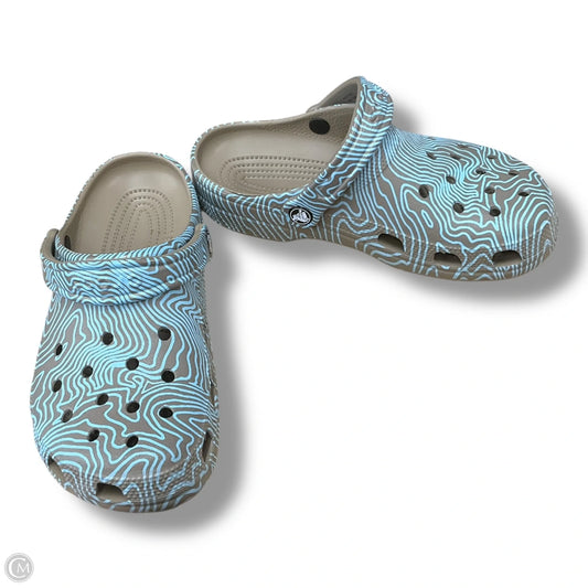 Shoes Flats By Crocs In Blue & Brown, Size: 8