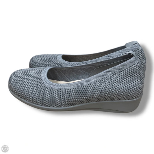 Shoes Flats By Clothes Mentor In Grey, Size: 6.5