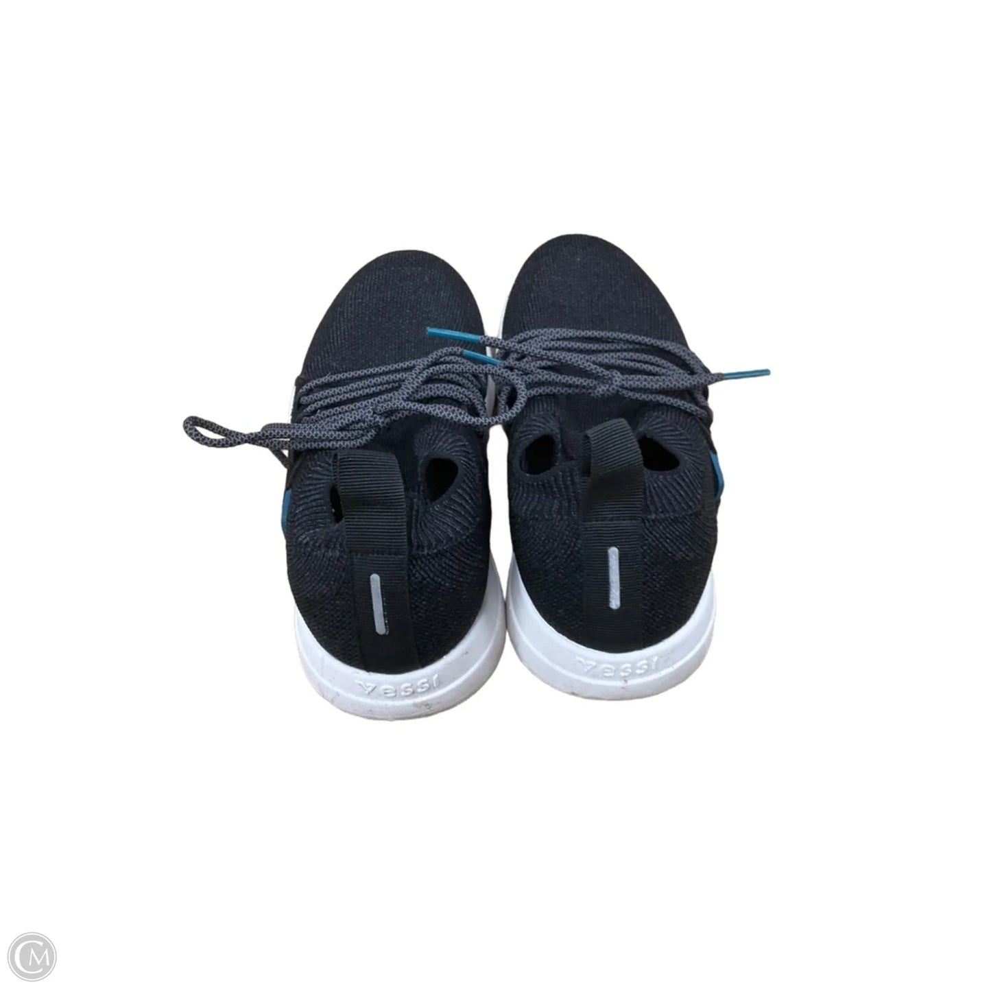 Shoes Sneakers By Clothes Mentor In Black & White, Size: 6