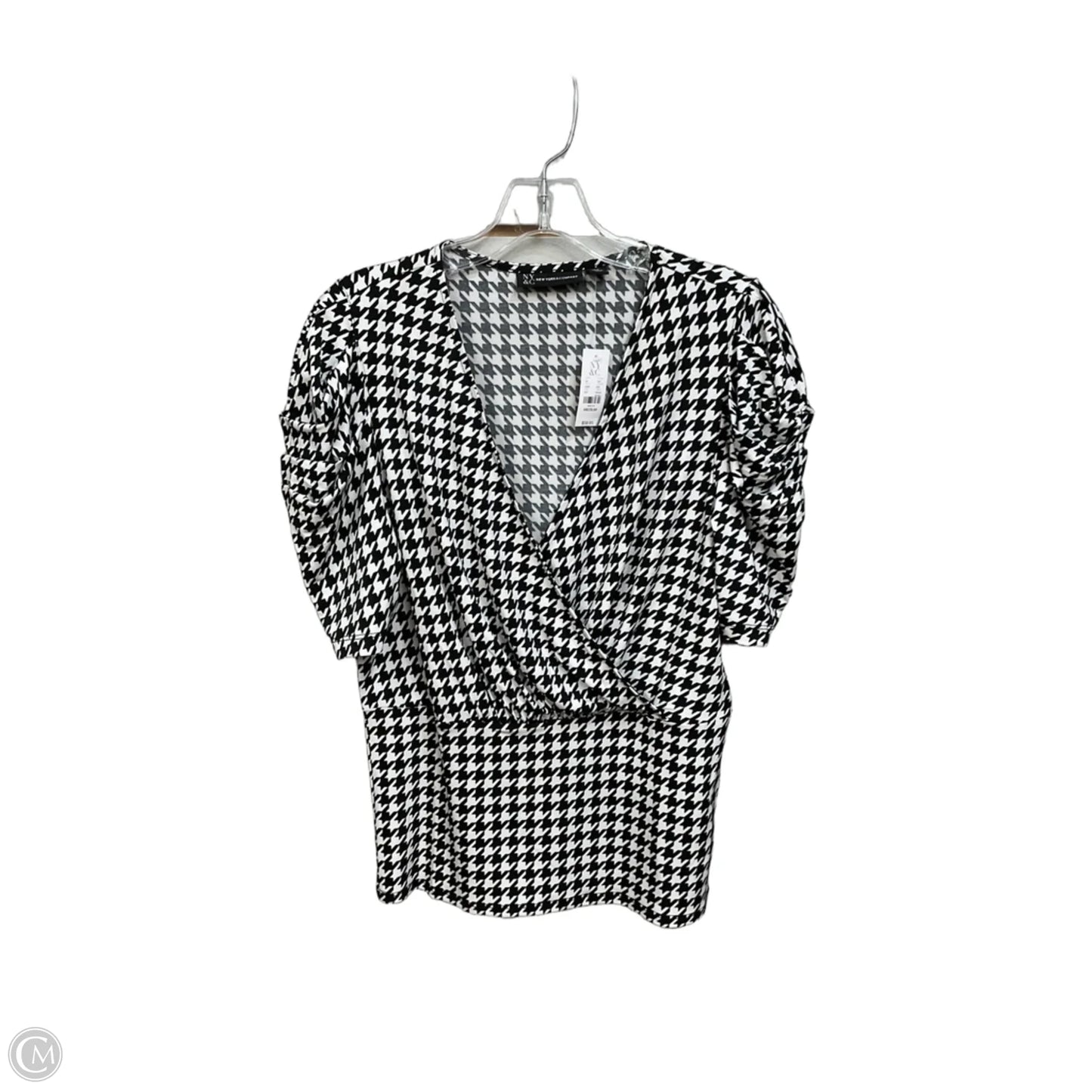 Top Short Sleeve By New York And Co In Geometric Pattern, Size: M