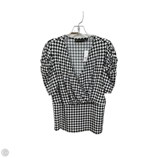 Top Short Sleeve By New York And Co In Geometric Pattern, Size: M